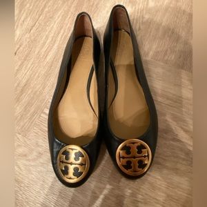Tory Burch 98% new classical flats
DM for more information
